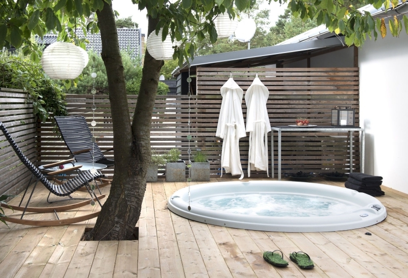installation spa enterré terrasse en bois transats métal arbre jardin