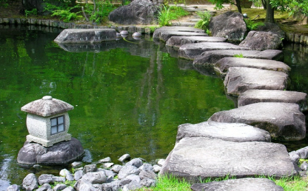 jardin zen japonais grand bassin avec mousse sentier tordu en pierre petite lanterne japonaise