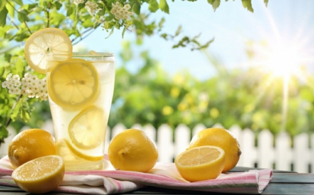 jus de citron des verres de jus de citron au soleil
