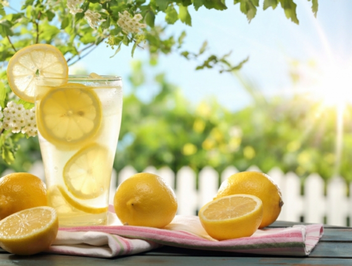jus de citron des verres de jus de citron au soleil