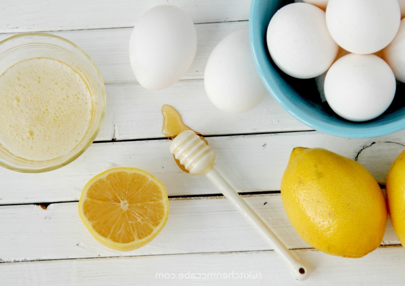 jus de citron et osteoporose tranches de citrons à côté d un bol d oeufs