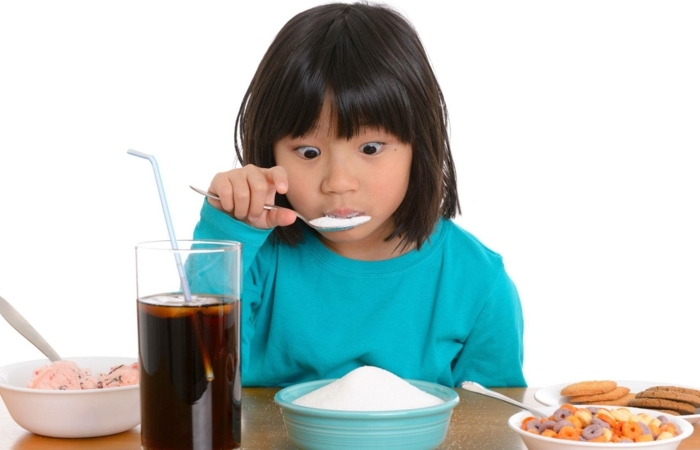 les pires aliments pour le foie un enfant qui mange du sucre