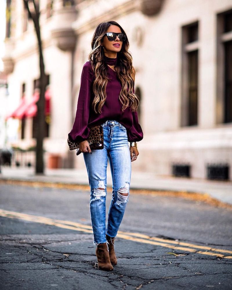 casual chic look for women 2021 ripped jeans mauve blouse brown ankle boots
