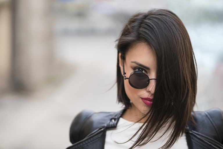 Coupe courte asymétrique pour femme : zoom sur la tendance capillaire à