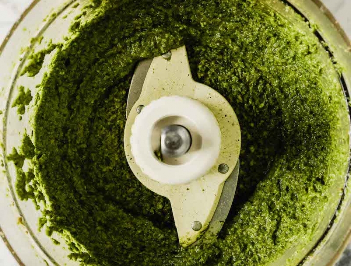 mélanger les ingrédients dans robot culinaire fanes de carottes recette simple de pesto maison