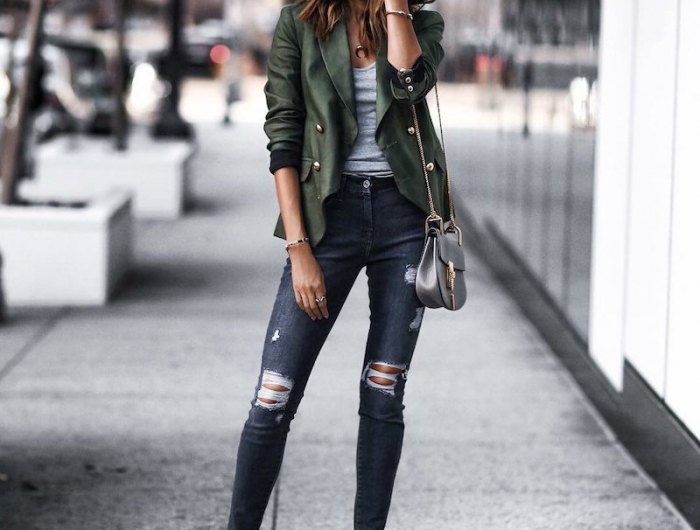 mode automne 2021 style casual chic femme en jeans déchirés et veste verte