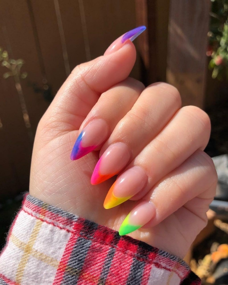 nail art french manucure ongles longs forme bouts colorés