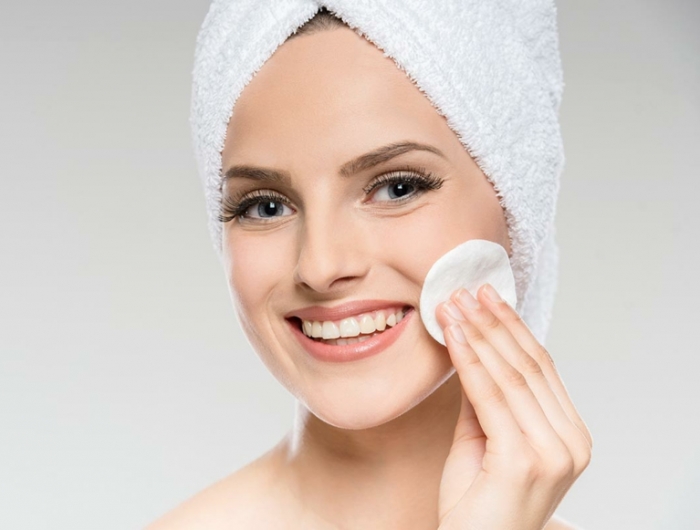 nettoyage du foie effets secondaires une femme qui nettoie son visage