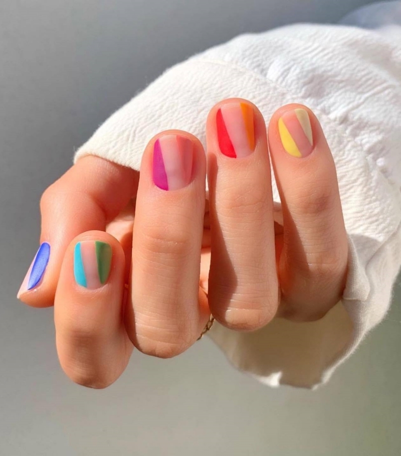 ongle en gel couleur ete motifs nail art facile linges traits colorés base transparent