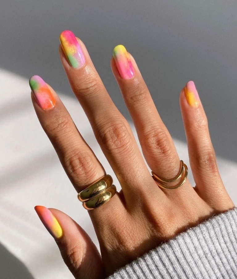 Ongles multicolores 11 variantes impressionnantes à tester illico