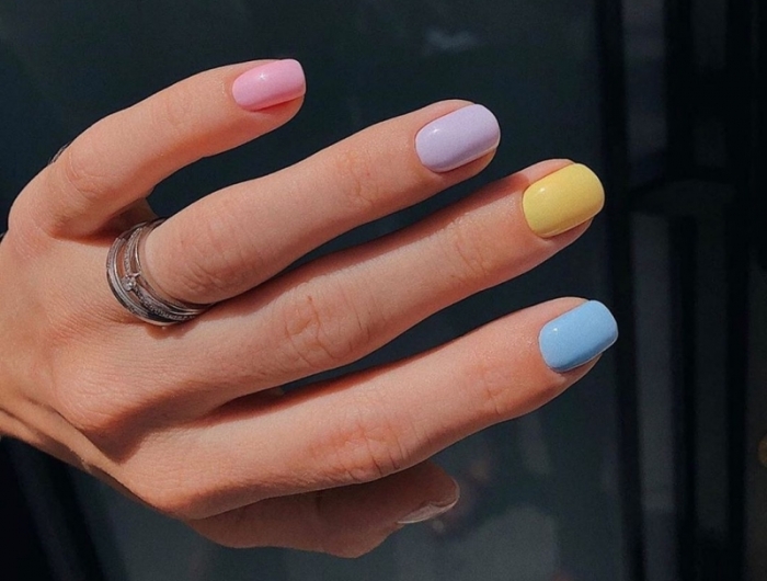 ongles pastel multicolore formes ongles courts différente couleur doigt