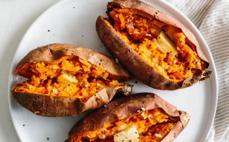 patate douce grillée entière avec du beurre du sel et du poivre
