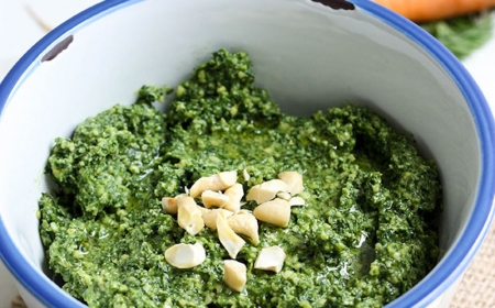 pesto fane de carotte maison avec des noix de cajou idée recette gaspillage alimentaire