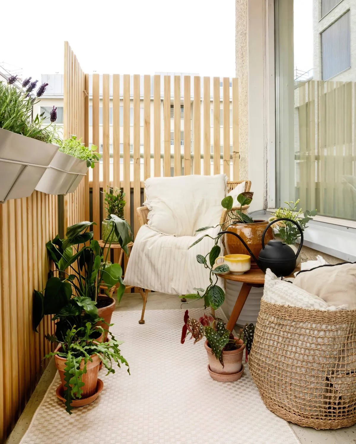 petite terrasse en beige et blanc chaise en bois coussins plaids