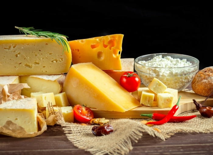 planche de fromage la variété des fromages français sur une planche
