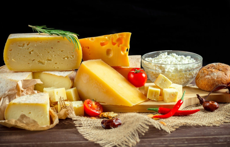 planche de fromage la variété des fromages français sur une planche