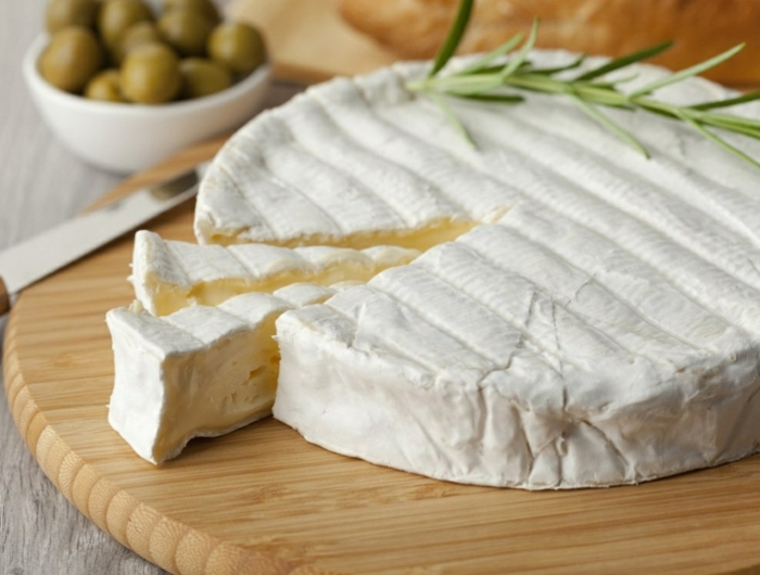 planche de fromage le fromage brie tranché par un couteau