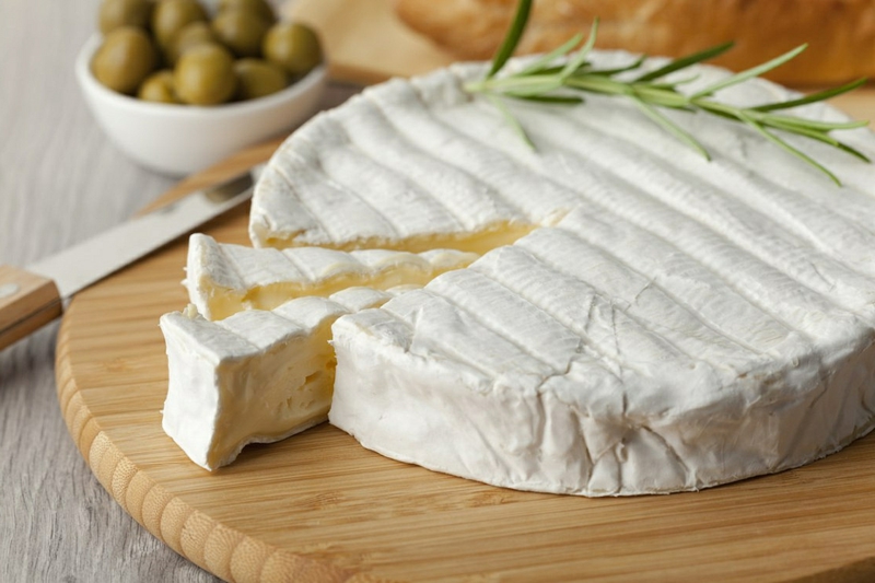 planche de fromage le fromage brie tranché par un couteau