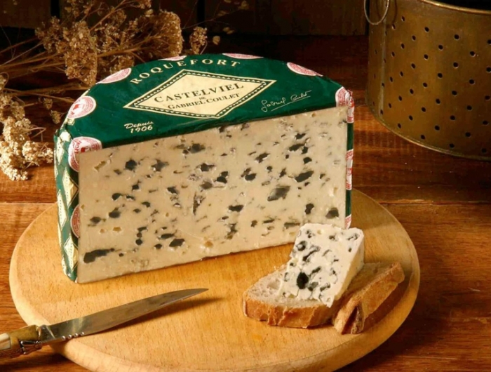 planche de fromage le fromage le roquefort sur une planche