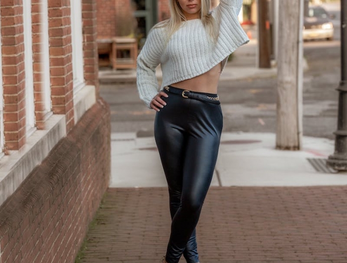pull et pantalon cuir noir femme exemple tenue tendance femme 2021