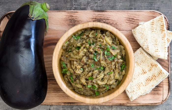 recette aubergine facile avec des herbes et du pain arabe
