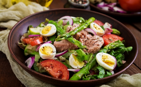salad with tuna, tomatoes, asparagus and onion. salad nicoise