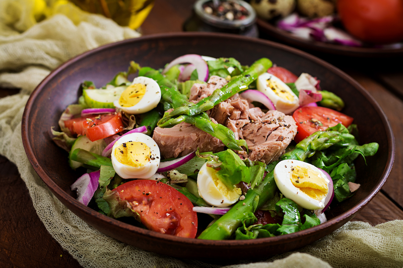 salade niçoise au thon, œufs, tomates et haricots verts