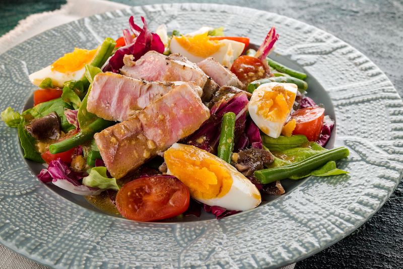 Cold salad recipe with salmon and eggs