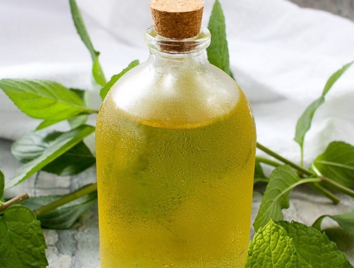 recette sirop de menthe maison avec des feuilles fraiches et du sucre dans une bouteille en verre