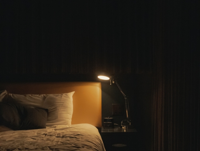 remede insomnie une chambre de lit calme avce une lampe de nuit