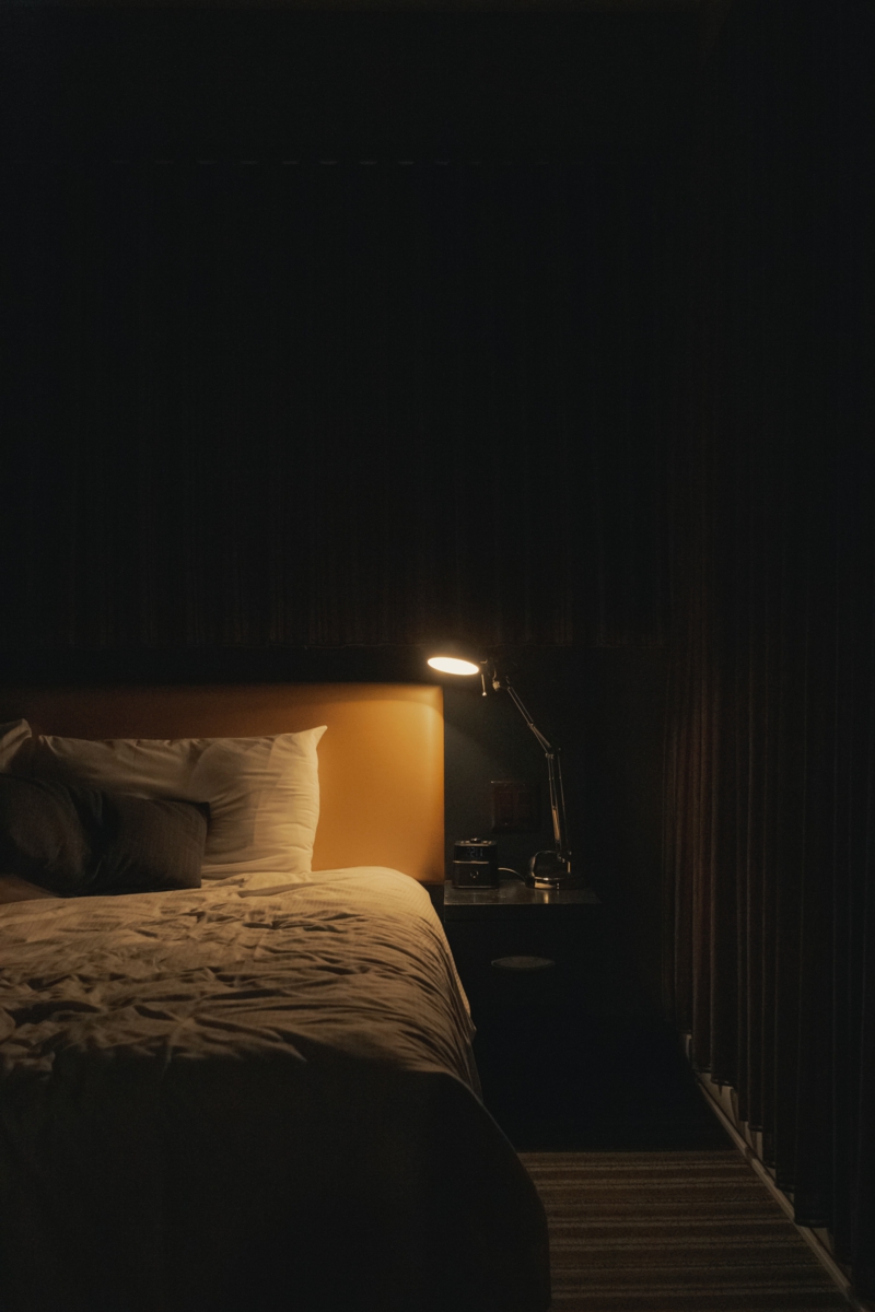 remede insomnie une chambre de lit calme avce une lampe de nuit