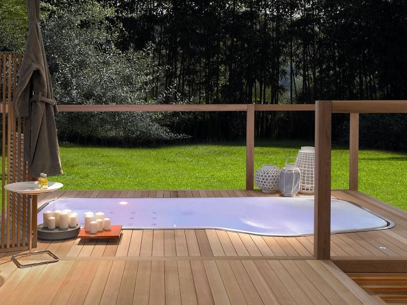 revetement bois terrasse table bois et métal aménagement de spa extérieur