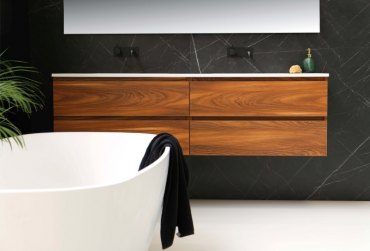 revetement noir marbre baignoire blanche meuble sous vasque bois
