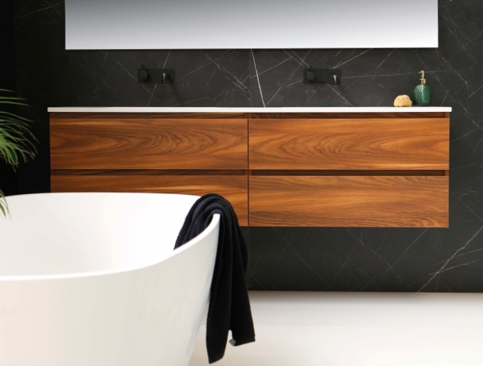 revetement noir marbre baignoire blanche meuble sous vasque bois