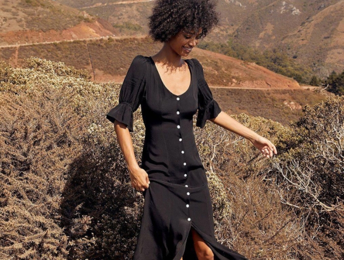 robe d automne 2021 femme en robe noire boutonnée champetre
