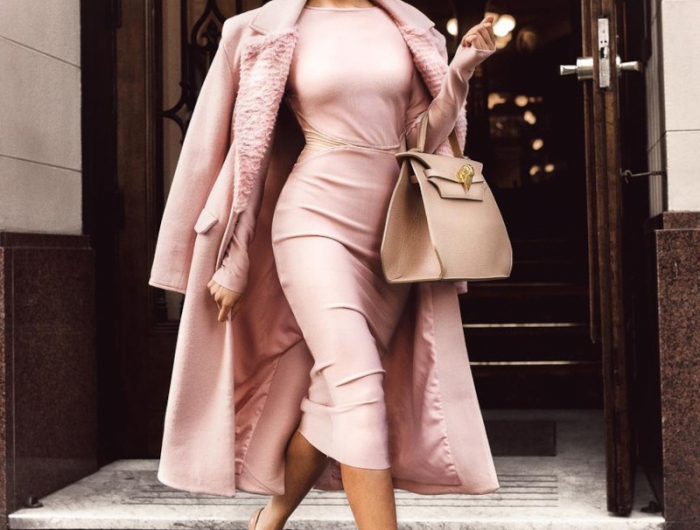 robe droite femme en rose poudré manteau escarpins en rose poudré sac a main beige