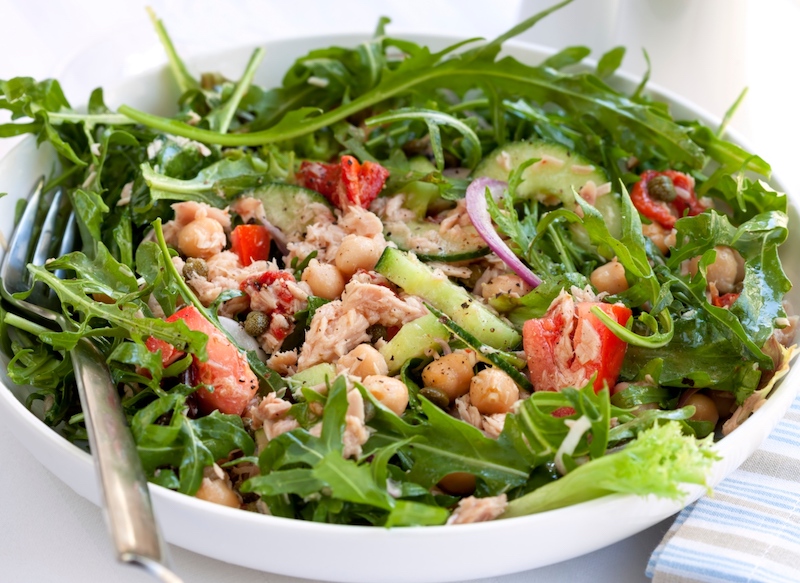 mixed salad with chickpeas and tuna