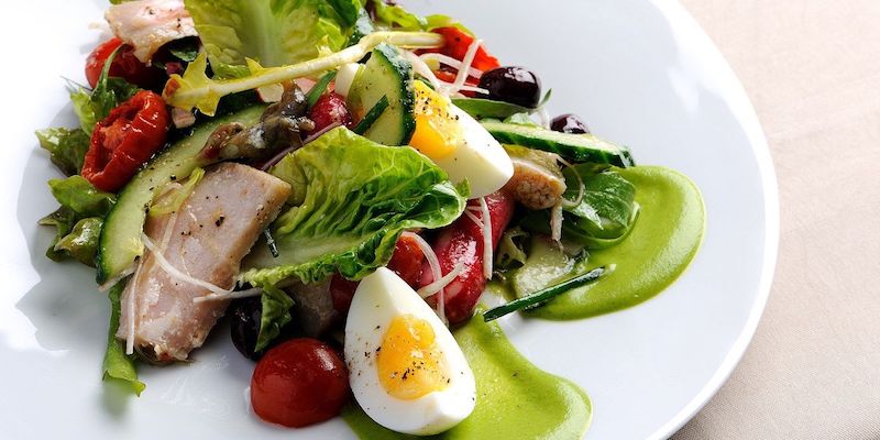 Simple and original mixed green salad