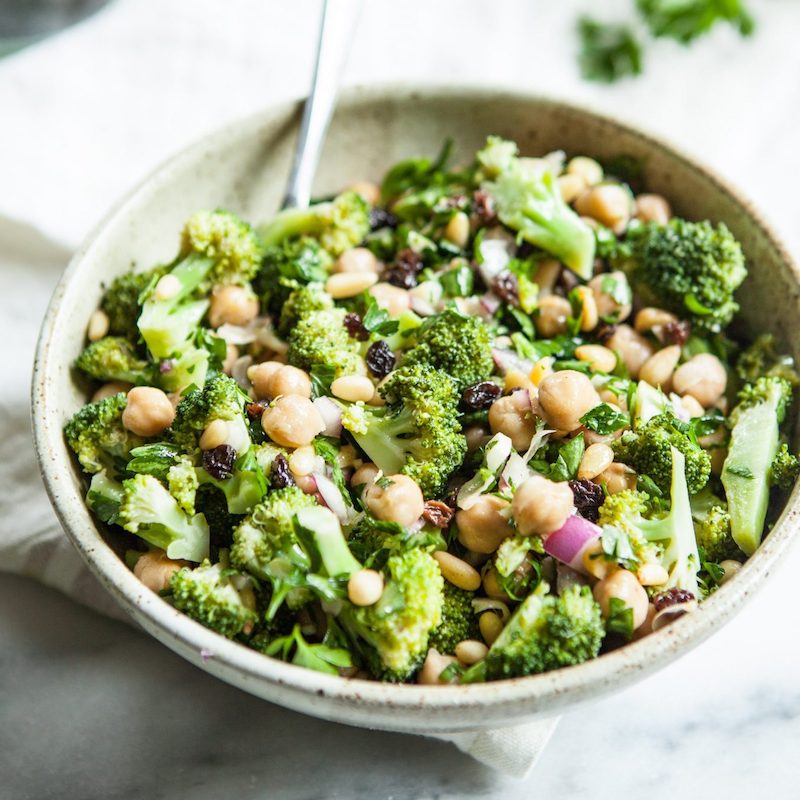 salade composée pois chiche avec du brocoli olives oignon
