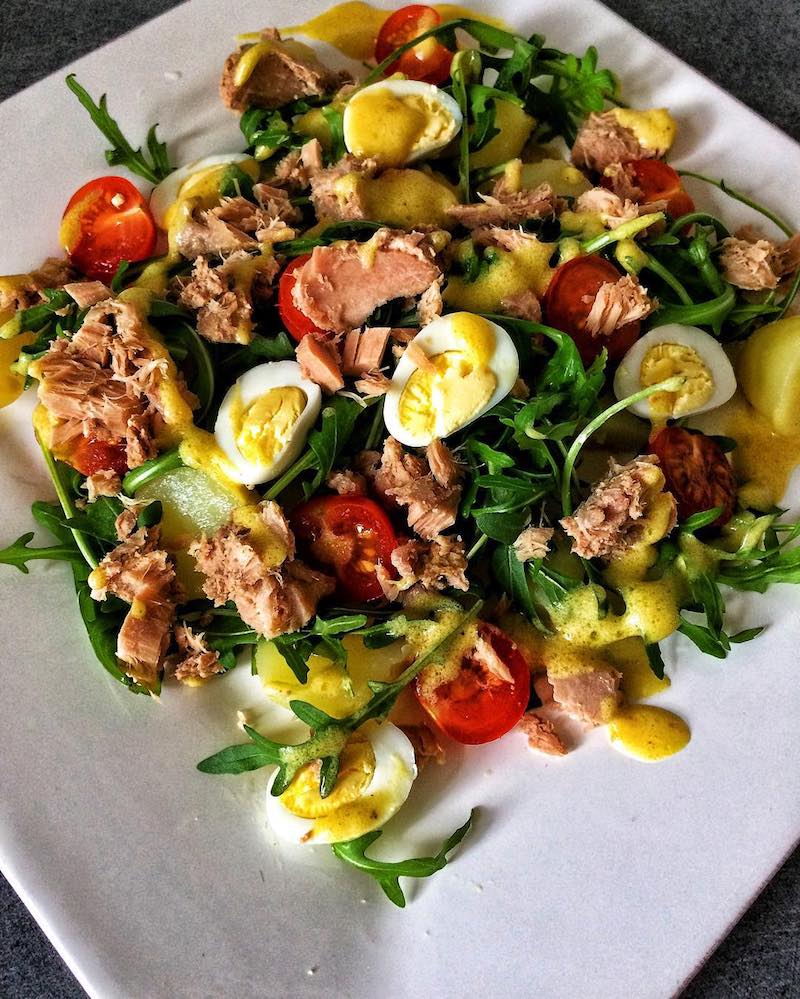 salade nicoise riz thon tomates roquette avec sauce