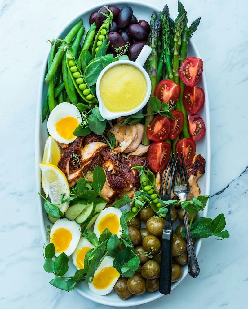 Niçoise salad with cherry tomatoes, green beans, fish eggs, olives