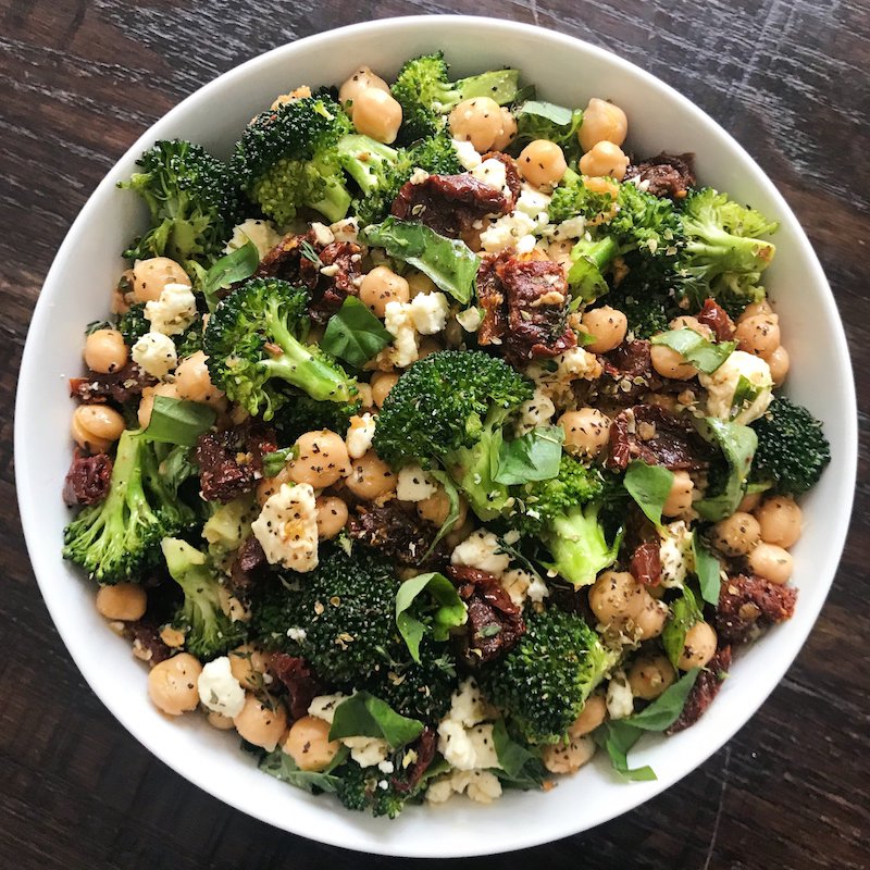 sliced ​​salad with chickpeas with broccoli and dried tomatoes