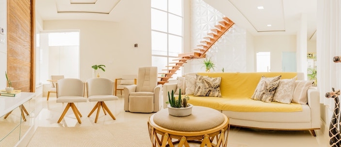 salle de sejour couleur beige et jaune table basse