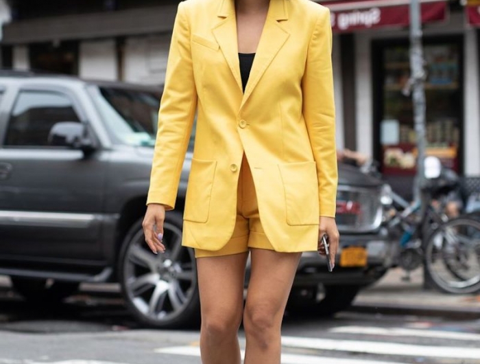 short femme habillé tailleur jaune