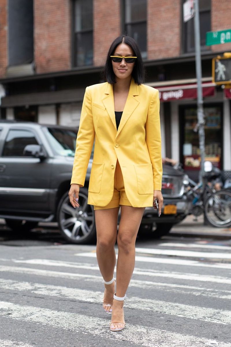 short femme habillé tailleur jaune