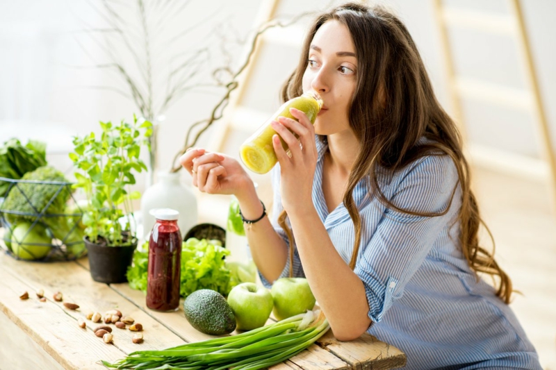 smoothie maison une jeune femme qui boit du smoothie vert