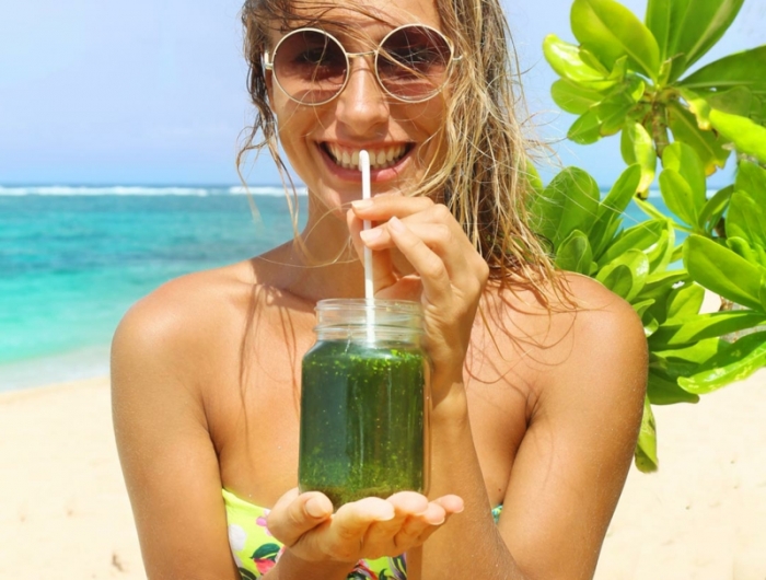 smoothie minceur une femme boit un smoothie à la plage