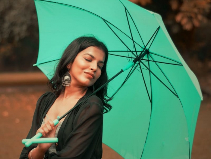 soigner la fonctionnalité de la parapluie idée parapluie pliante verte femme