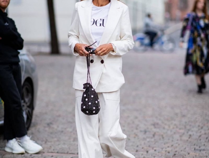 style bcbg femme en tailleur blanc immaculé baskets et t shirt