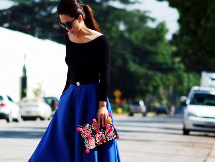 style romantique jupe midi en bleu top et chaussures noirs pochette comme accent